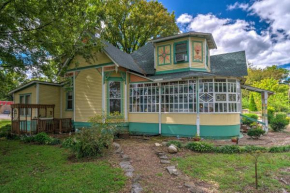 Evolve Charming Home with Garden - Walk to Main St